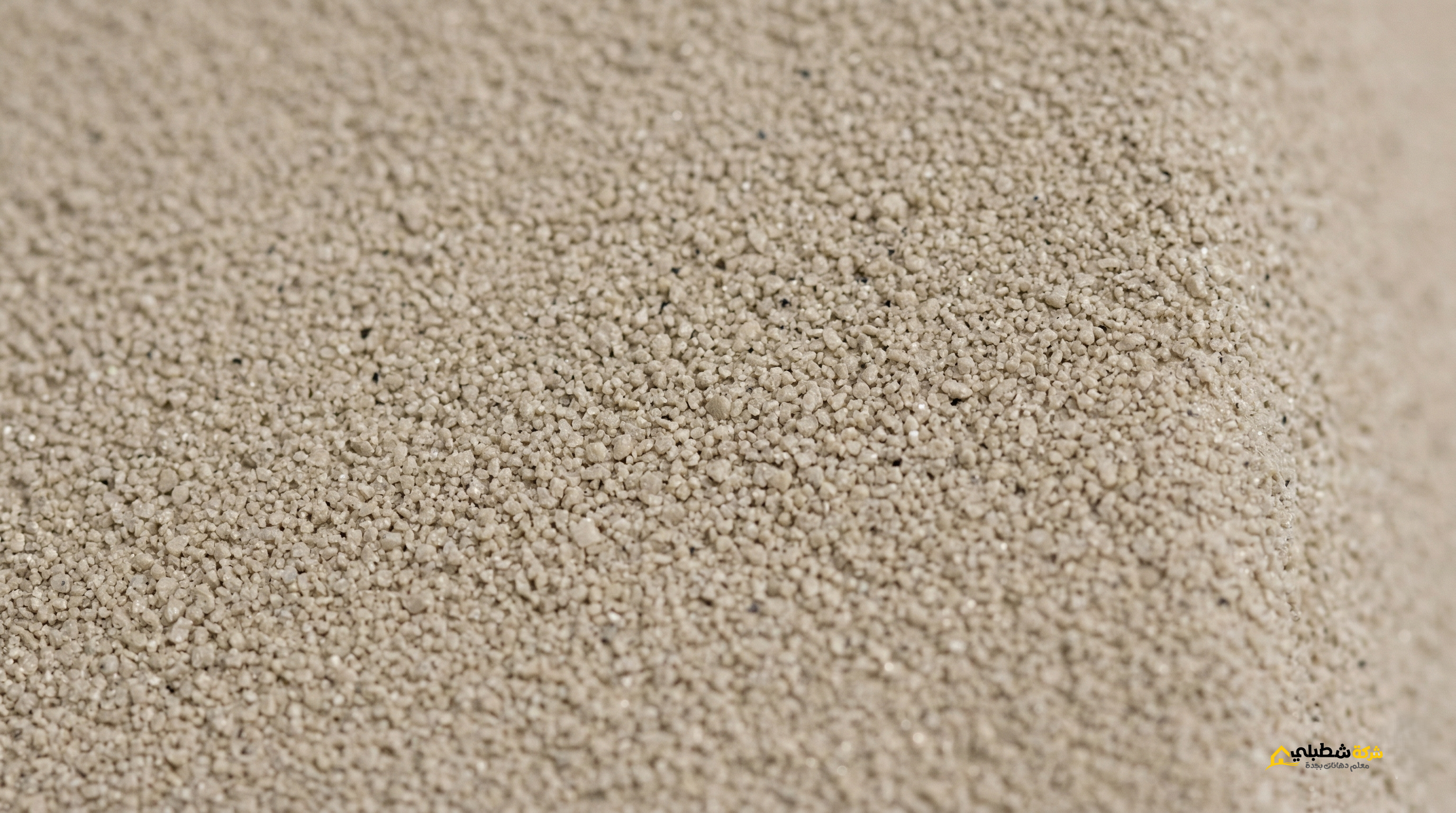 لقطة قريبة توضح حبيبات دهان الجرافيت الخارجي عالي الجودة لون بيج.