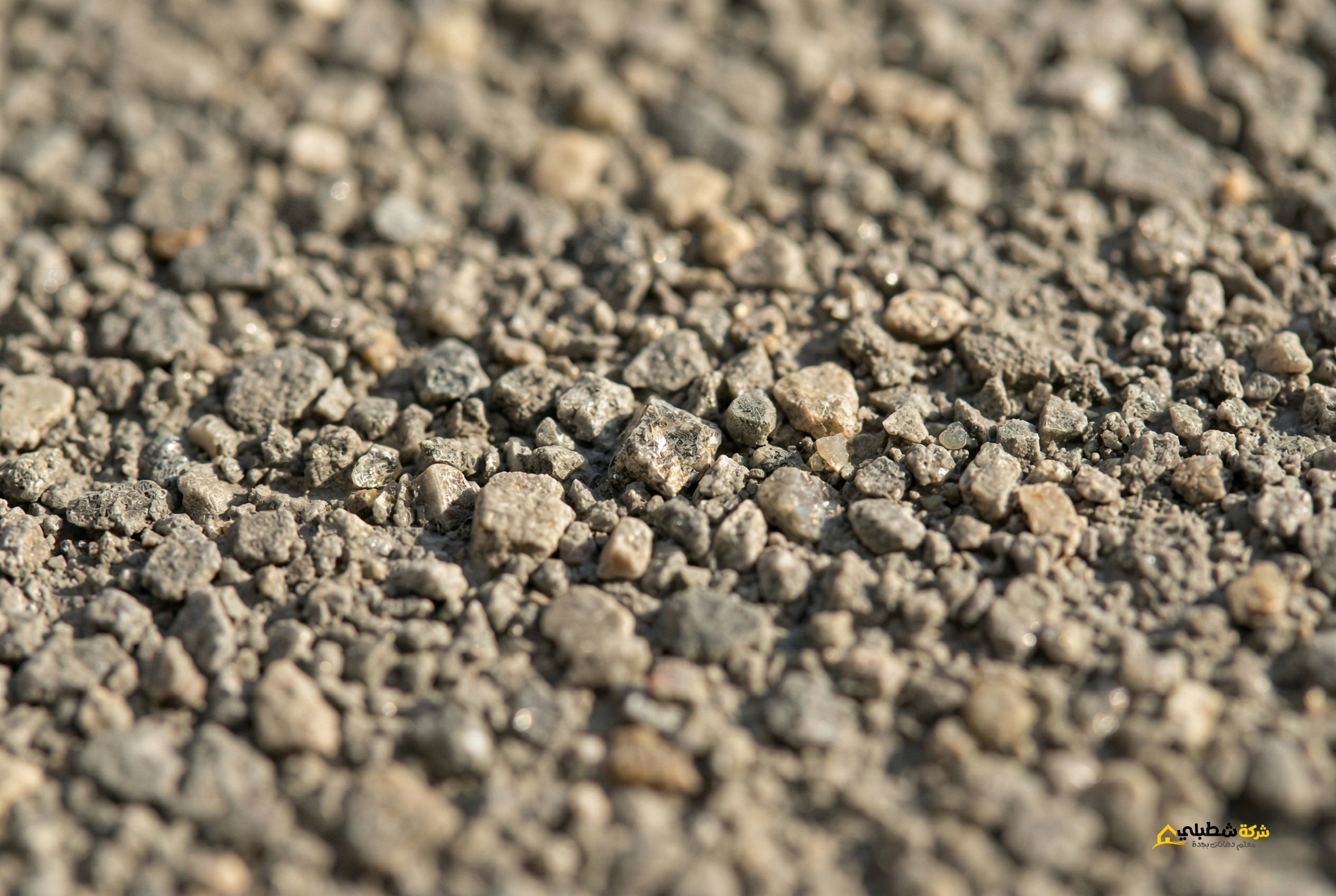 تفاصيل دقيقة لملمس حبيبات رش الجرافيت الأمريكي المطور لواجهات الفلل بجدة.